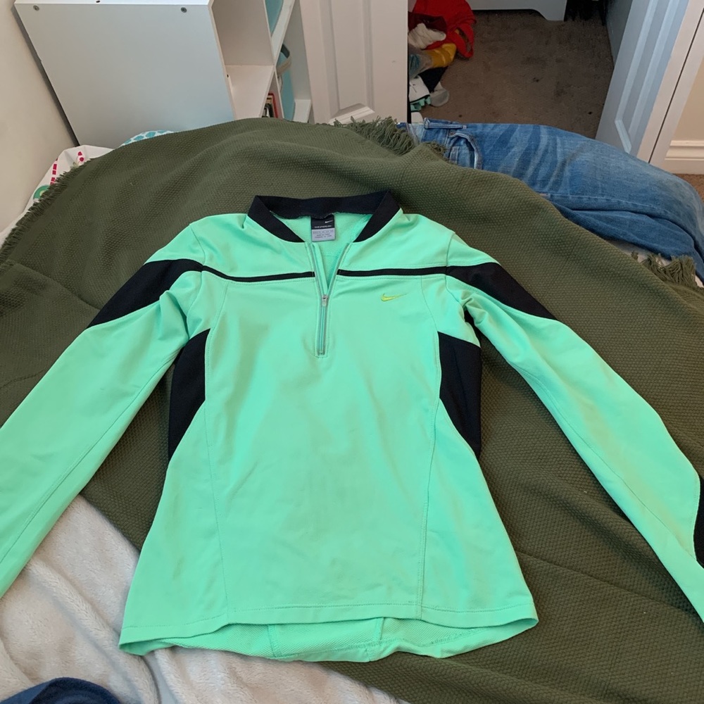 Nike top! - Picture 4 of 4